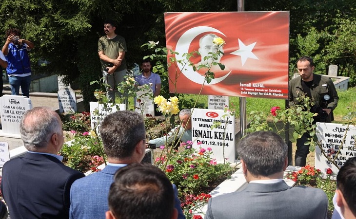 Mezarı Başında Anıldı