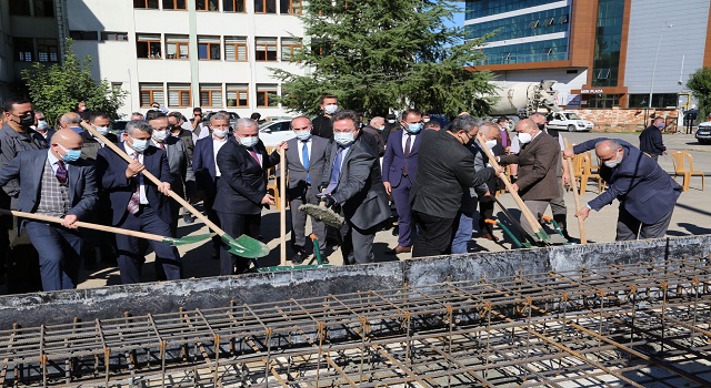 Temel Atma Törenine Katıldı